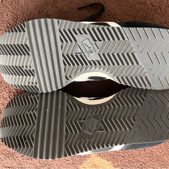 Onitsuka Tiger Ultimate 81 Black and White Sneakers - Picture 6 of 7